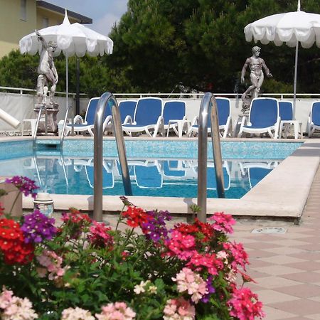 Hotel Trevi ลิโดดิเยโซโล ภายนอก รูปภาพ