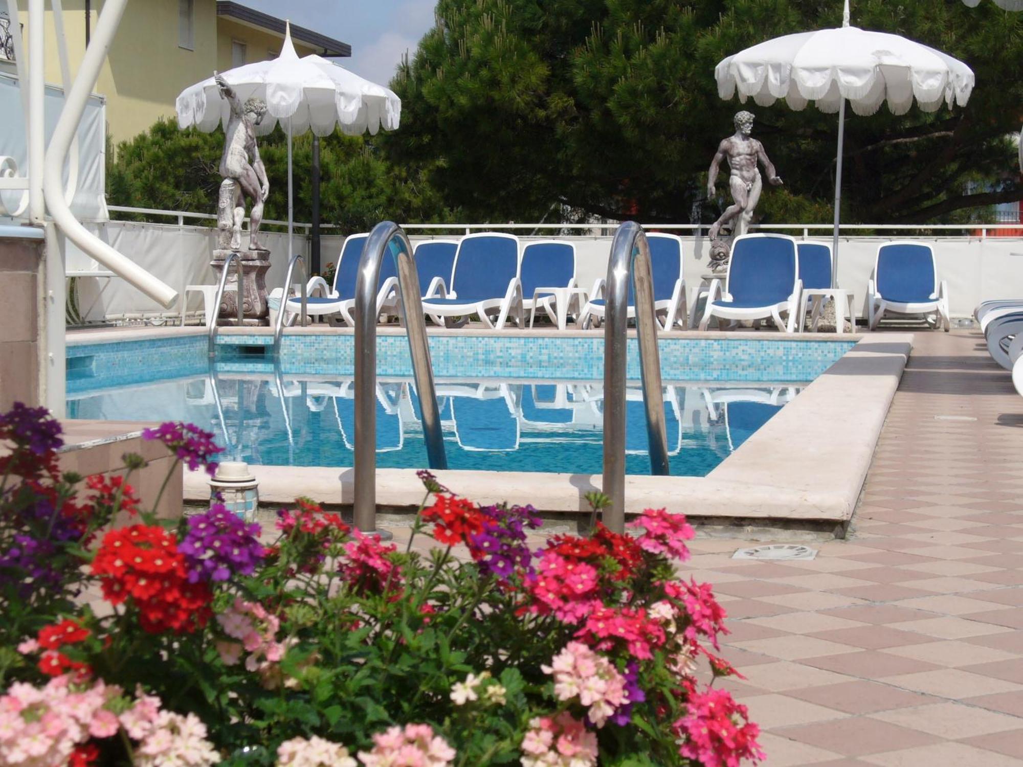 Hotel Trevi ลิโดดิเยโซโล ภายนอก รูปภาพ