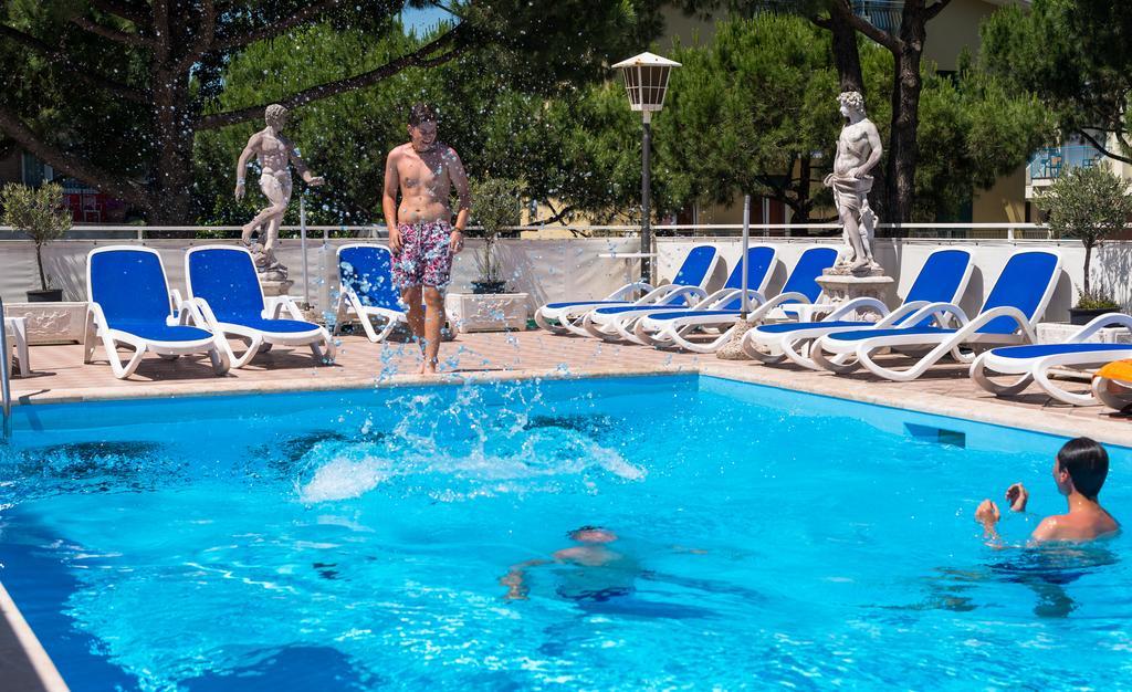 Hotel Trevi ลิโดดิเยโซโล ภายนอก รูปภาพ