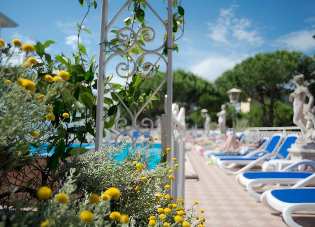 Hotel Trevi ลิโดดิเยโซโล ภายนอก รูปภาพ